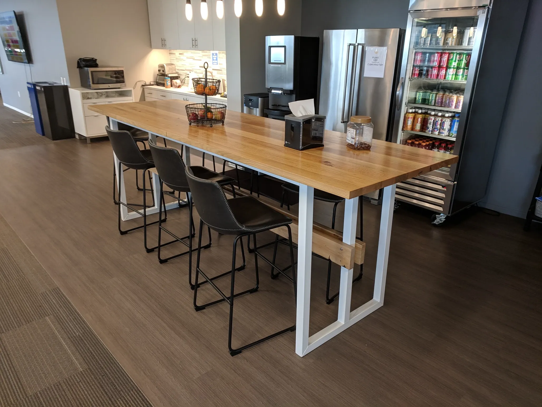 Red.well’s Universal Reclaimed Wood Table