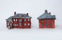 House Salt And Pepper Shakers 2 small