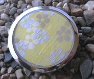 Double-Sided Compact Mirror With Buttered Flowers Design 1 small