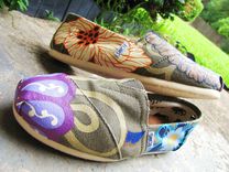 Hand Painted Toms "Fresh From The Garden: Lucky Number 7" Classic Canvas Slip-On Customs 3 small