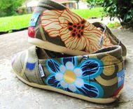 Hand Painted Toms "Fresh From The Garden: Lucky Number 7" Classic Canvas Slip-On Customs 4 small