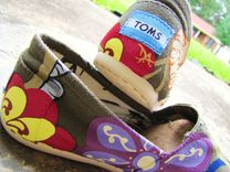 Hand Painted Toms "Fresh From The Garden: Lucky Number 7" Classic Canvas Slip-On Customs 6 small